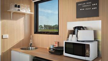 Réfrigérateur, micro-ondes, plaque de cuisson, cafetière/bouilloire