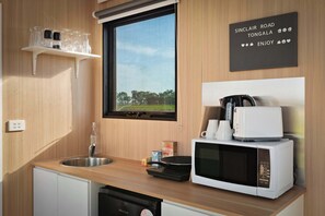 Kylskåp, mikrovågsugn, spishäll och kaffe- och tebryggare