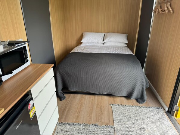 1 bedroom, bed sheets