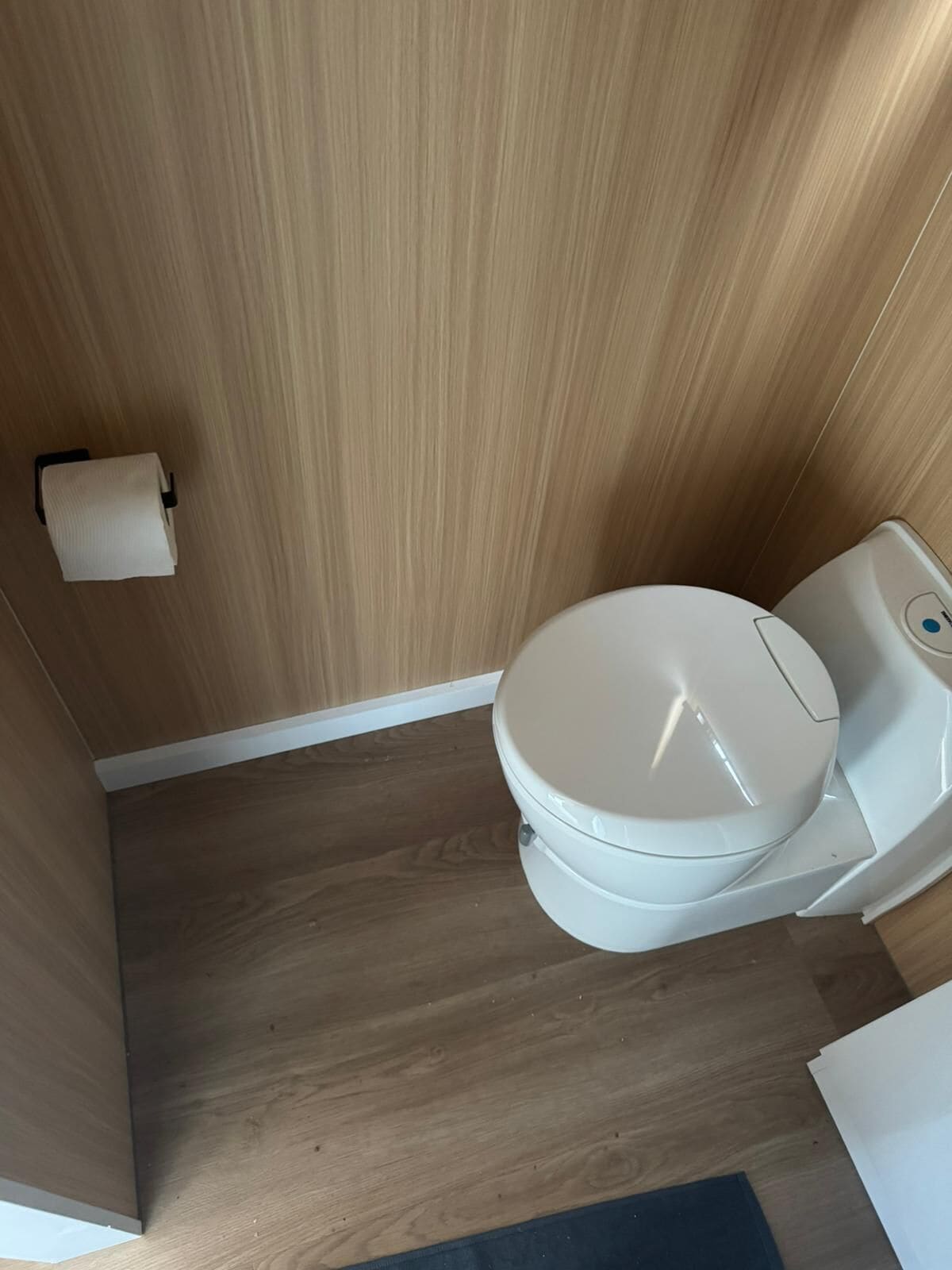 Douche, sèche-cheveux, serviettes fournies