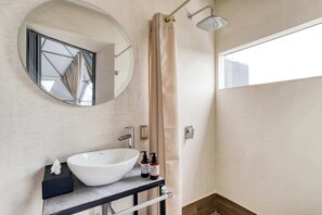 Shower, towels, shampoo