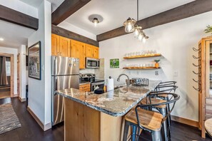 ثلاجة، ميكروويف، فرن، موقد طهي مسطح