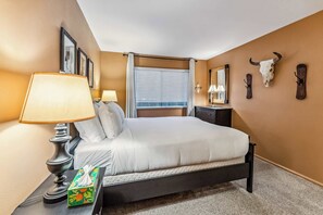 2 bedrooms, desk, WiFi, bed sheets