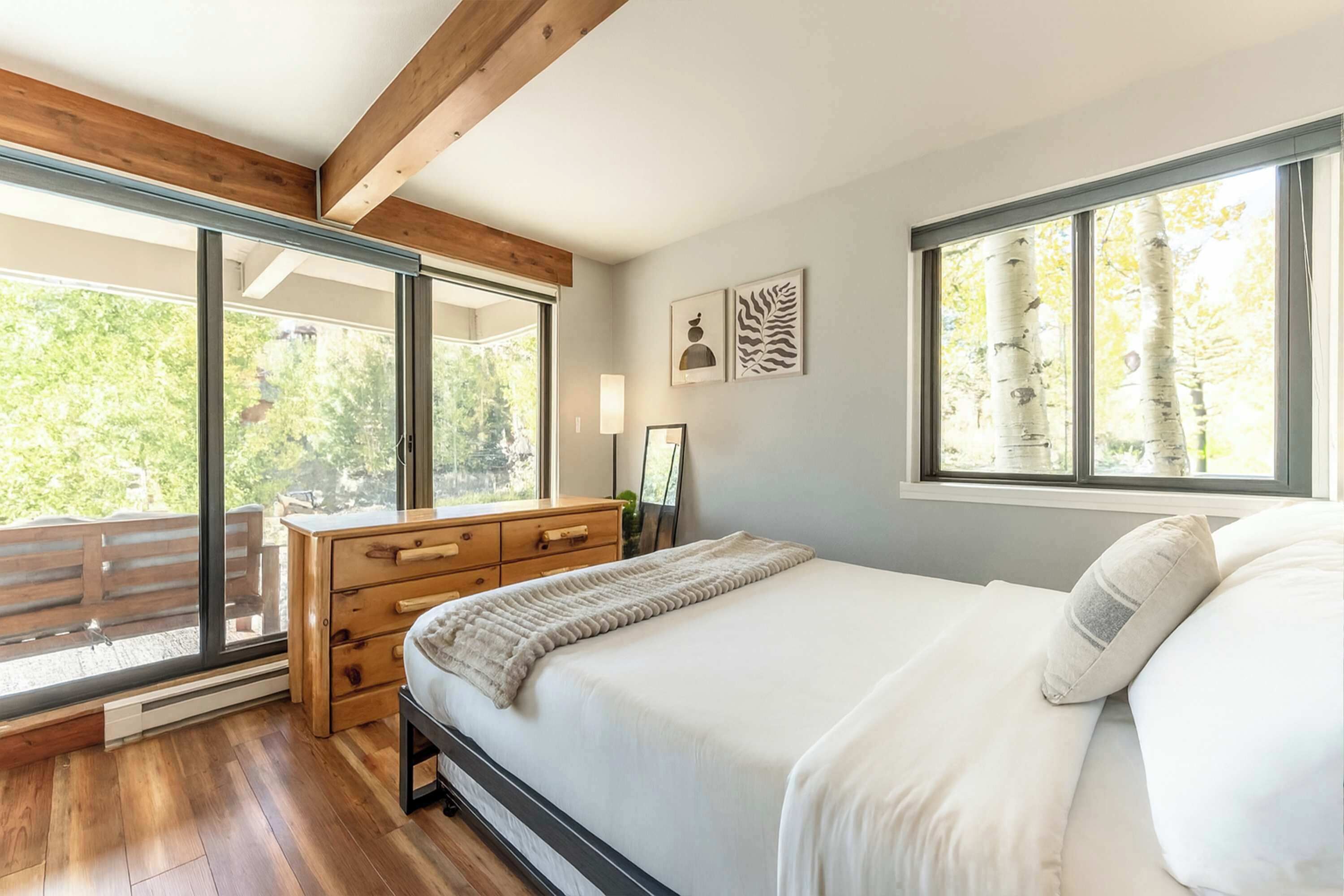 2 makuuhuonetta, työpöytä, Wi-Fi, vuodevaatteet