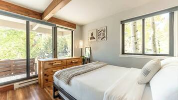 2 bedrooms, desk, WiFi, bed sheets