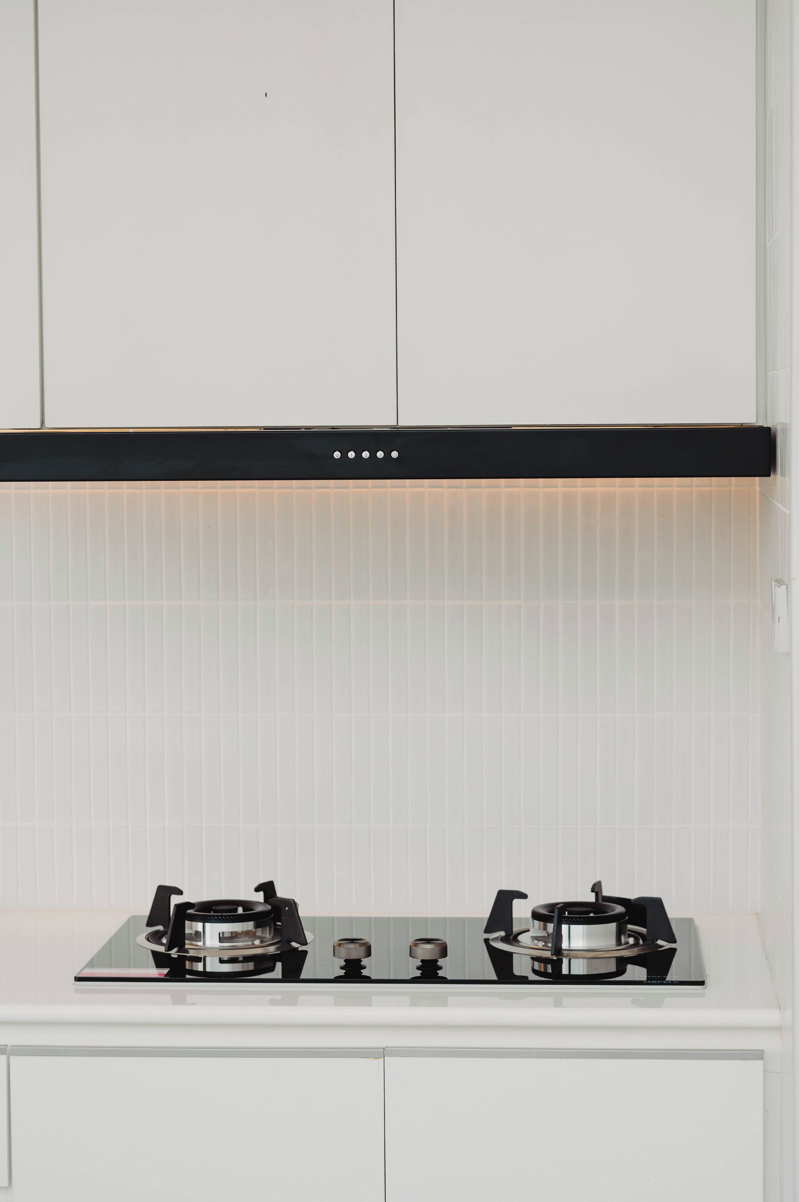 Refrigerador, microondas, parrilla de estufa y cafetera y tetera 