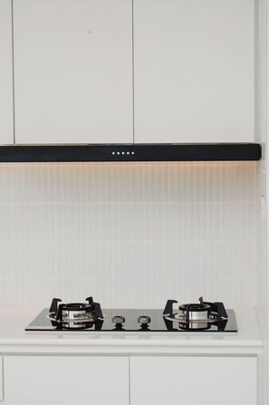 Réfrigérateur, micro-ondes, plaque de cuisson, cafetière/bouilloire