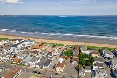 Walk to Beach and Pier in Old Orchard Beach