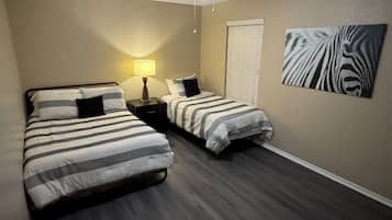 Tabla de planchar con plancha, wifi y ropa de cama