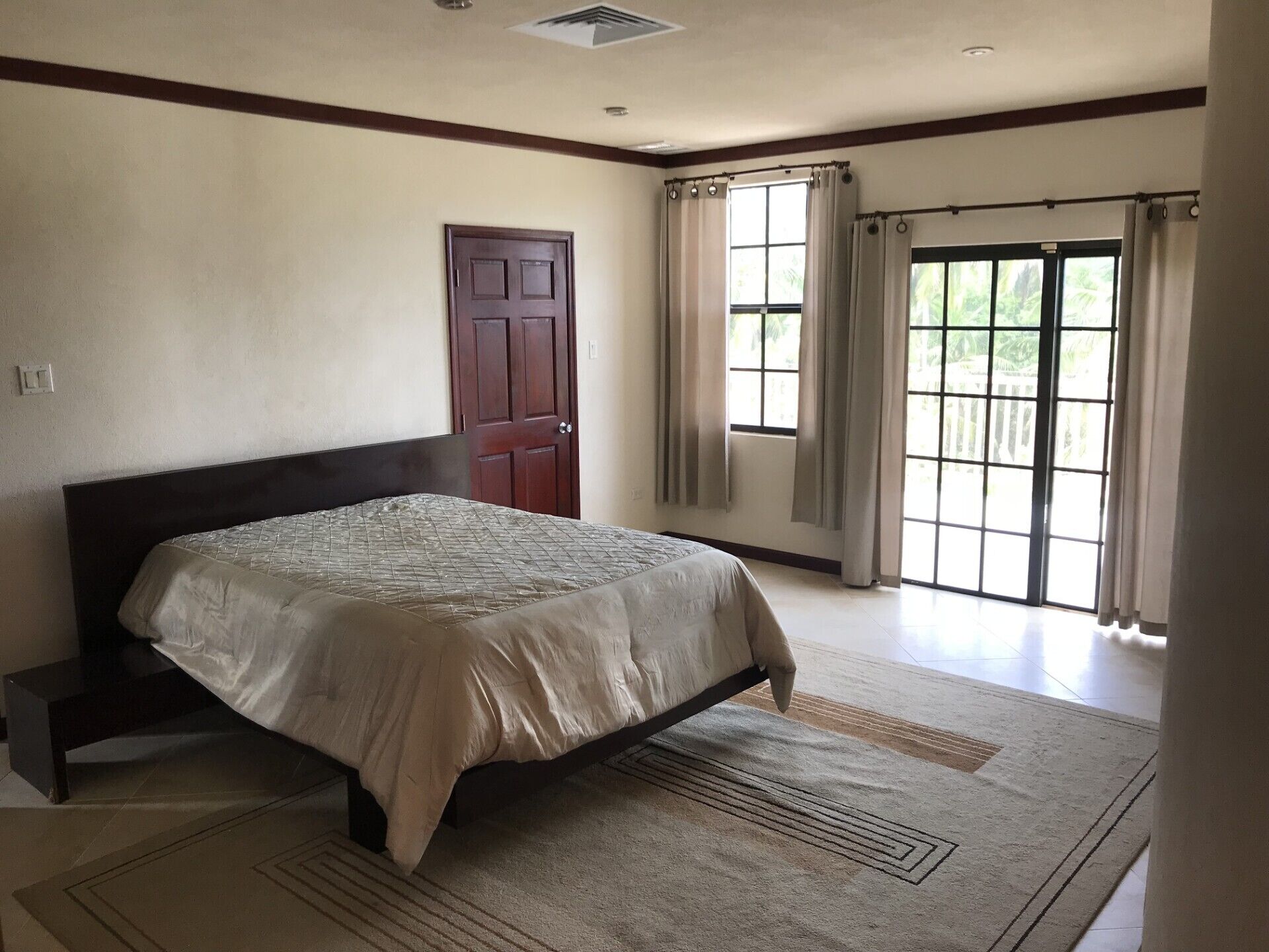 4 dormitoris, planxa i posts de planxar, Internet i roba de llit 