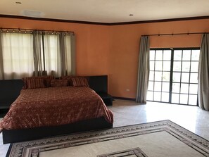 4 habitaciones, tabla de planchar con plancha, internet y ropa de cama