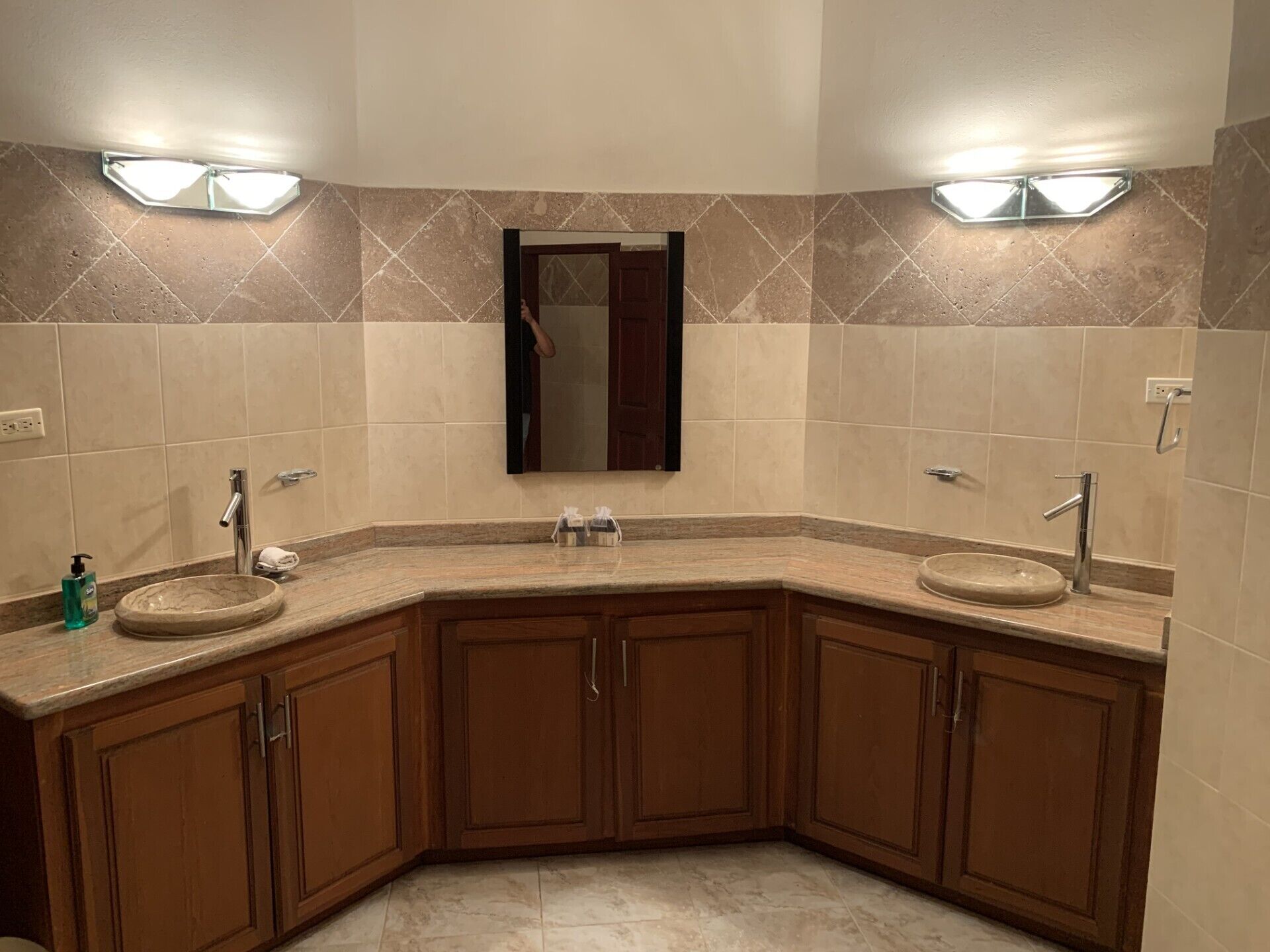 Une salle de bain avec deux lavabos, des meubles en bois et un miroir.