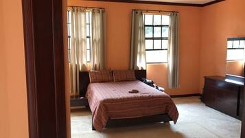 4 dormitorios, tabla de planchar con plancha, Internet y ropa de cama