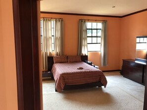 4 habitaciones, tabla de planchar con plancha y acceso a internet 