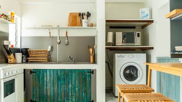 Micro-ondes, four, cafetiĂšre/bouilloire, grille-pain