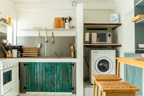 Micro-ondes, four, cafetière/bouilloire, grille-pain