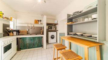 Micro-ondes, four, cafetiĂšre/bouilloire, grille-pain