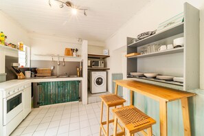 Micro-ondes, four, cafetière/bouilloire, grille-pain