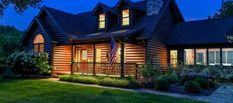 Log Home Luxury, Comfort Defined and Moonbeam Views! Access to Owners' Club Fun!