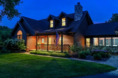 Log Home Luxury, Comfort Defined and Moonbeam Views! Access to Owners' Club Fun!
