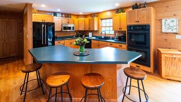 Køleskab, mikrobølgeovn, ovn, kogeplade