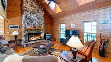 Fernseher, Kamin, DVD-Player