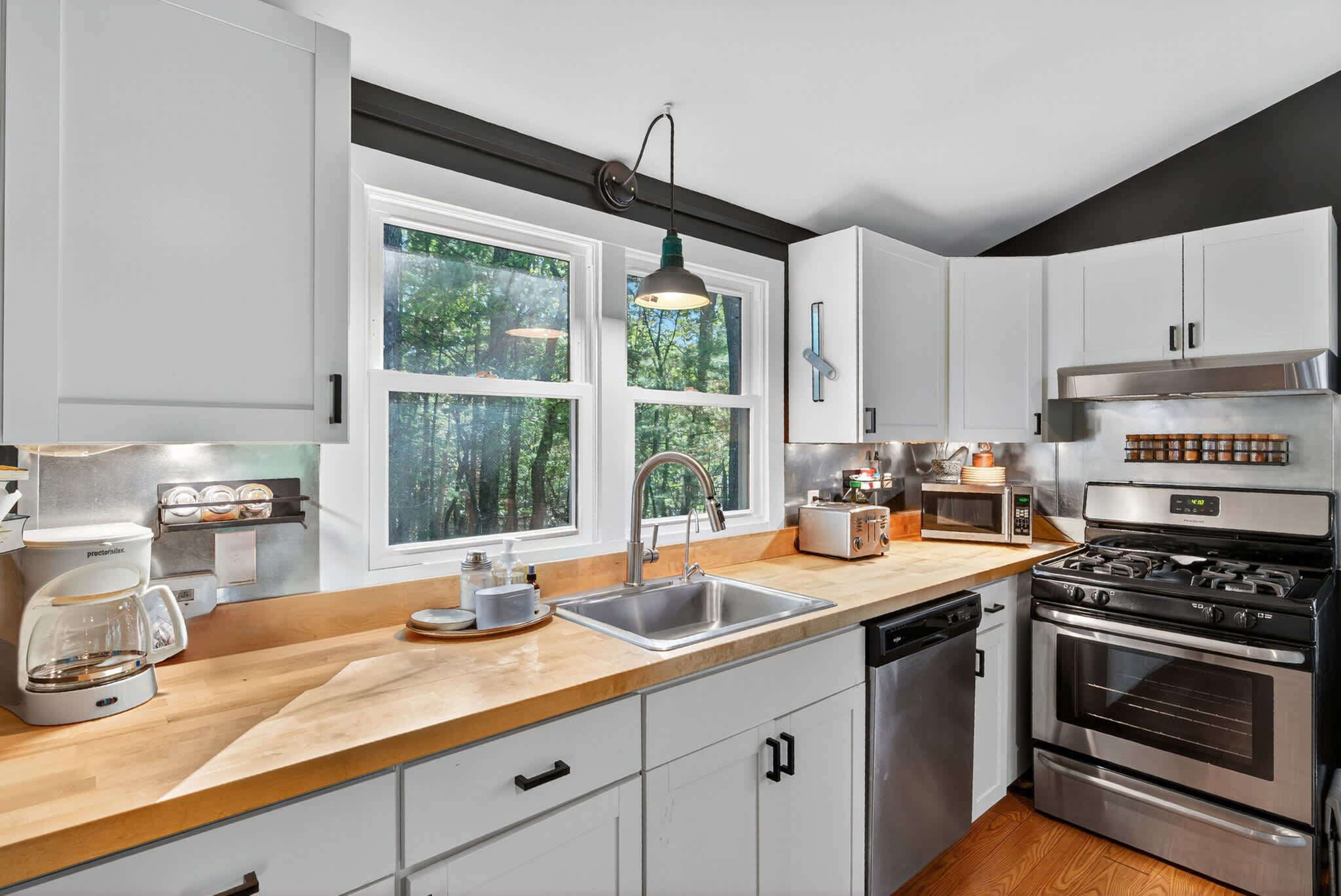 Micro-ondas, cooktop, lava-louças, cafeteira/chaleira