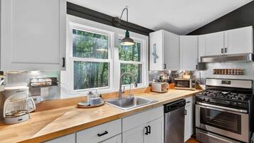 Microondas, placa de cocina, lavavajillas, cafetera/tetera