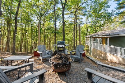 Cabin w/Fireplace, Fire Pit, Grill, & Trail Access