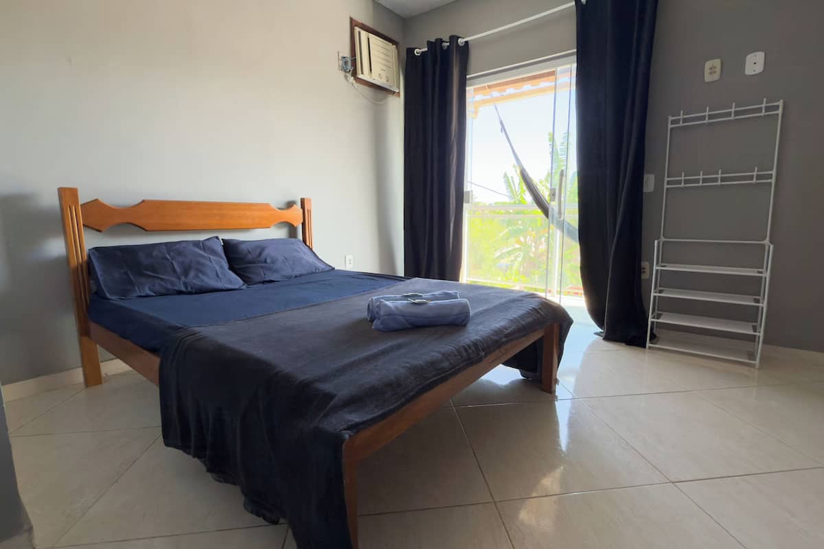 Espacio para trabajar con laptop y cortinas blackout