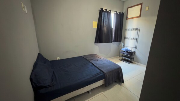 Espacio para trabajar con laptop y cortinas blackout 