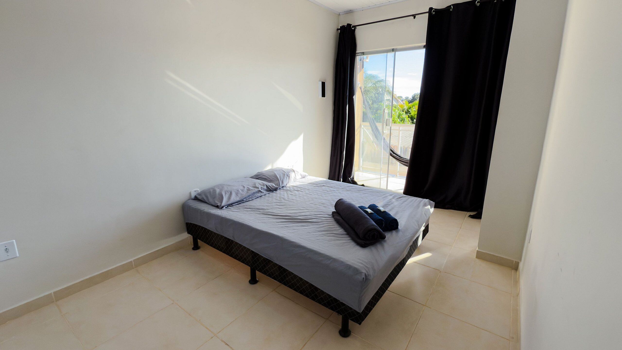 Apartamento | Espaço de trabalho para notebook, cortinas blackout