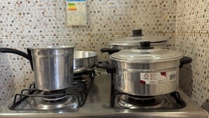 Refrigerador, horno y utensilios de cocina 