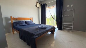 Espacio para trabajar con laptop y cortinas blackout 