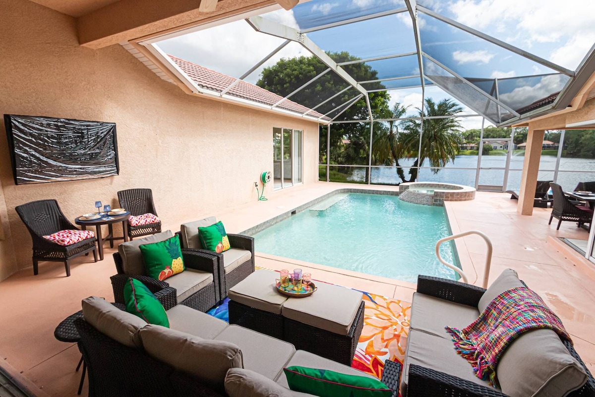 Briarwood upscale pool/spa home w/lake views, outdoor TV/entertaining area & 2nd king guest suite