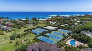 Un quartier résidentiel doté de plusieurs courts de tennis, d’une piscine et offrant une vue sur l’océan.