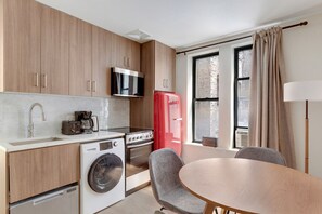 Køleskab, mikrobølgeovn, ovn, kogeplade