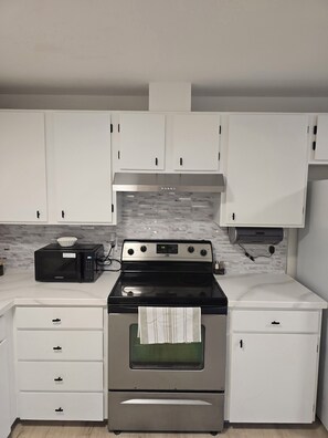 Fridge, microwave, oven, stovetop - 2 BR / Modern & Bright / Near Downtown Bellingham (Bellingham)