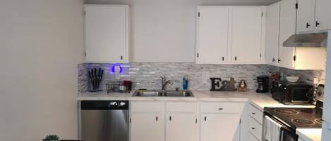 Réfrigérateur, micro-ondes, four, plaque de cuisson