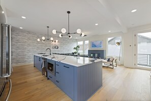 Réfrigérateur, four à micro-ondes, un four, surface de cuisson