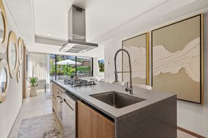 Kjøleskap, ovn, kokeplater og oppvaskmaskin