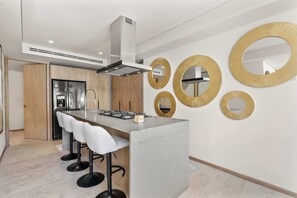 Fridge, oven, stovetop, dishwasher