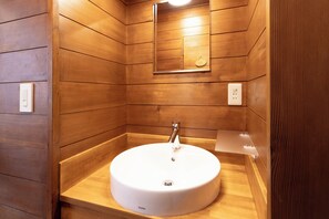 Vòi sen/bồn tắm kết hợp, máy sấy tóc, khăn tắm, xà phòng 