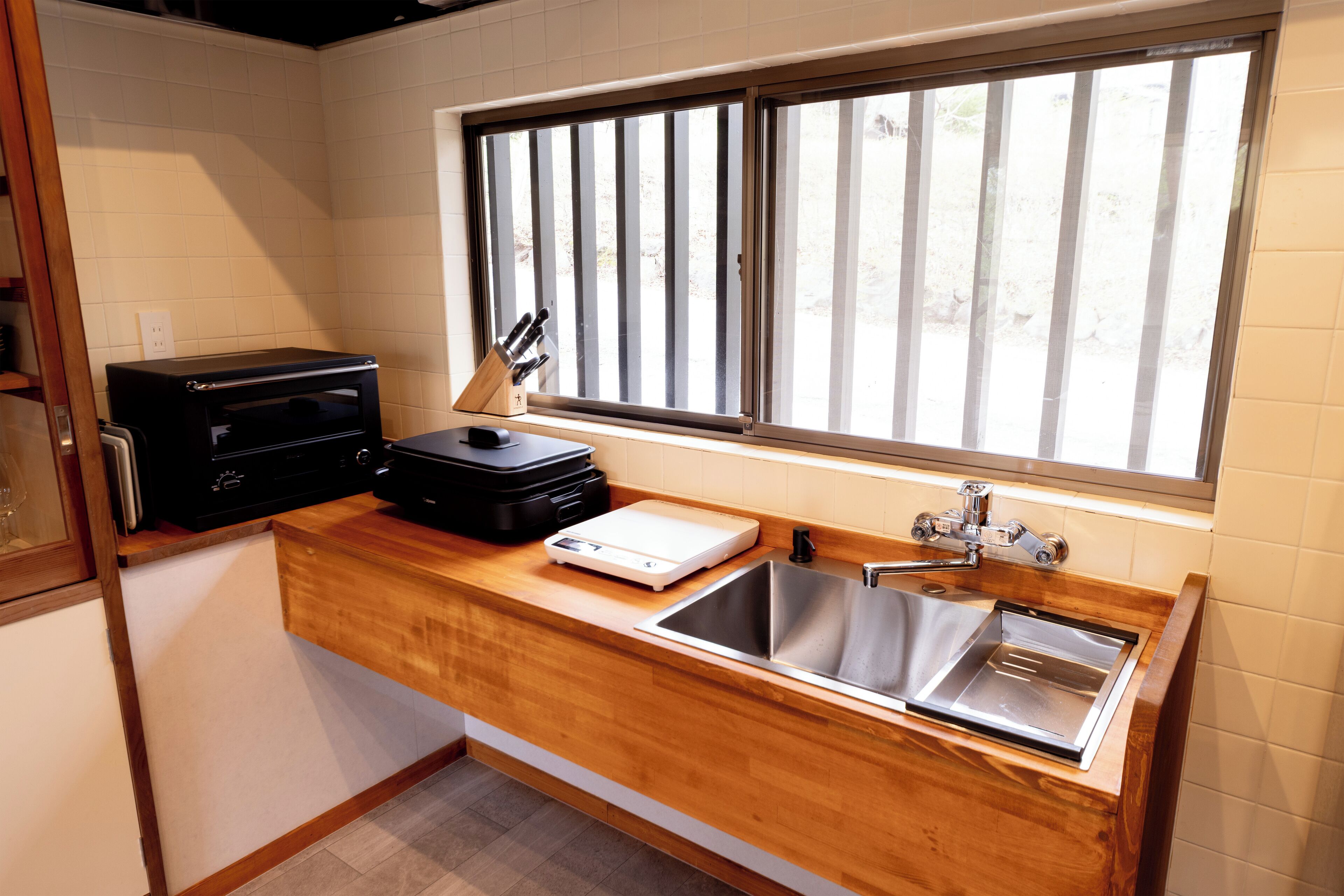 Lemari es, microwave, oven, dan ketel listrik