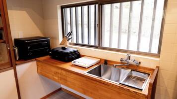 Lemari es, microwave, oven, dan ketel listrik