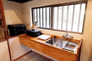 Réfrigérateur, four à micro-ondes, un four, bouilloire électrique