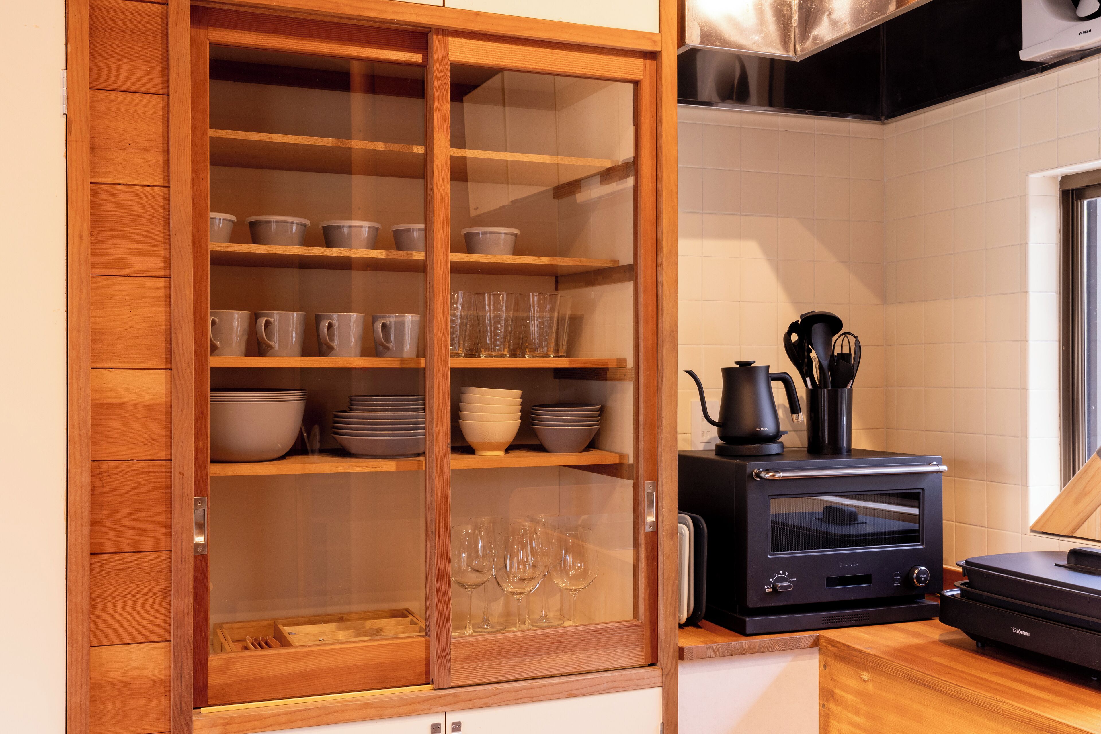 Kühlschrank, Mikrowelle, Ofen, Kochgeschirr/Geschirr/Besteck