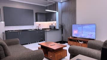 Departamento Confort, balcón, vista a la ciudad | Área de sala de estar