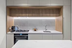 Jääkaappi, mikroaaltouuni, astianpesukone, kahvin-/teenkeitin