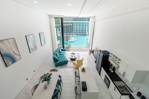 Casa, balcón | Área de sala de estar | Televisión LED de 32 pulgadas con canales digitales 